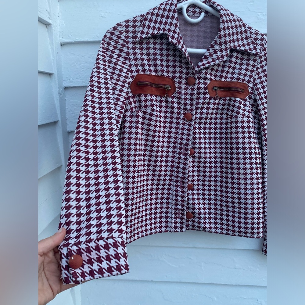 Stylish Houndstooth Blazer Jacket in Maroon and White - Picture 4 of 8